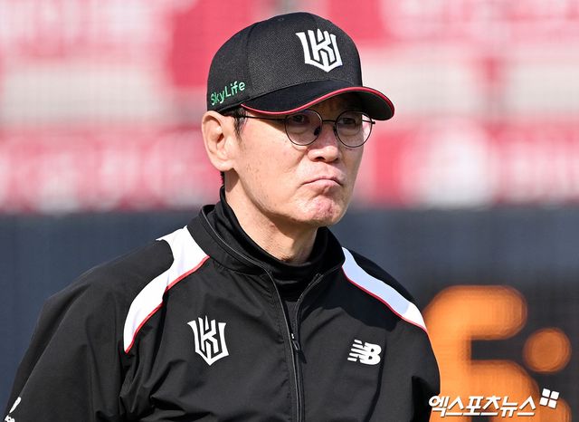 11일 오후 수원KT위즈파크에서 열리는 '2025 신한 SOL Bank KBO리그' 삼성 라이온즈와 KT 위즈의 경기, KT 이강철 감독이 선수들의 훈련 모습을 지켜보고 있다. 엑스포츠뉴스 DB