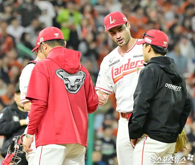 17일 오후 인천SSG랜더스필드에서 열린 '2025 신한 SOL Bank KBO리그' 한화 이글스와 SSG 랜더스의 경기, 5회초 1사 1루 SSG 선발투수 화이트가 마운드를 내려가고 있다. 인천, 김한준 기자