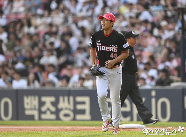 10일 오후 서울 송파구 잠실야구장에서 열린 '2023 신한은행 SOL KBO리그' KIA 타이거즈와 두산 베어스의 경기, 1회말 종료 후 KIA 선발투수 이의리가 더그아웃으로 향하고 있다. 엑스포츠뉴스 DB