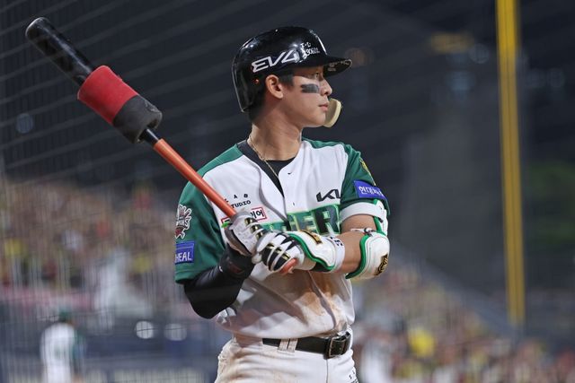 17일 오후 광주-KIA챔피언스필드에서 열린 '2025 신한 SOL Bank KBO리그' KT 위즈와 KIA 타이거즈의 경기, KIA가 5:4로 승리하면서 위닝시리즈를 달성했다. KIA 박찬호는 1번타자 겸 유격수로 선발 출전해 5타수 3안타 1타점 1득점으로 시즌 첫 3안타 경기를 완성했다. KIA 타이거즈