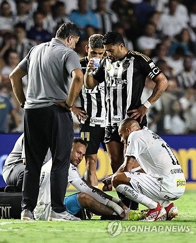 네이마르가 17일(한국시간) 브라질 산투스에 있는 에스타디우 우르바누 칼데이라에서 열린 아틀레치쿠 미네이루와의 2024-2025시즌 캄페오나투 브라질레이루 세리에A 4라운드 경기에 출장했다가 부상을 당했다.&nbsp;연합뉴스