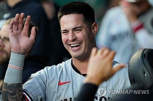 미네소타 내야수 미란다는 땅에 떨어지는 물통을 잡으려다 왼손을 다쳤다. 연합뉴스 AFP