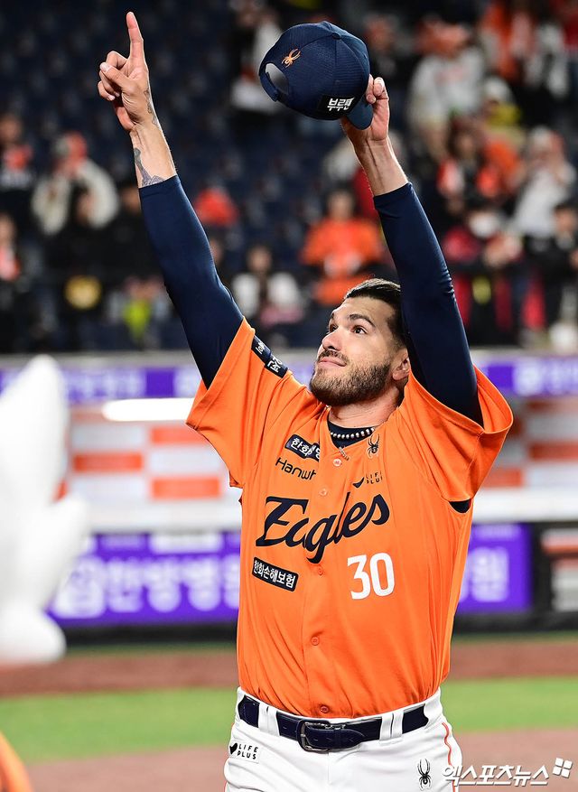 28일 오후 대전한화생명볼파크에서 열린 '2025 신한 SOL Bank KBO리그' 한화 이글스와 KIA 타이거즈의 경기, 한화가 선발투수 폰세의 7이닝 2실점 호투와 타선의 활약에 힘입어 7:2의 스코어로 승리하며 4연패를 끊어냈다. 경기 종료 후 한화 폰세가 관중석을 향해 포즈를 취하고 있다. 엑스포츠뉴스 DB