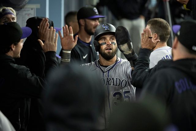 콜로라도 외야수 마티니(35번)는 17일(한국시간) 다저스타디움에서 열린 '2025 메이저리그' 다저스전에서 1번 우익수로 선발 출전했다. 멀티히트를 쳐 공격에 활력을 불어넣었지만, 팀 패배를 막지 못했다. 그는 지난 2022시즌 NC 소속으로 KBO리그에서 뛰었다. 연합뉴스 AP