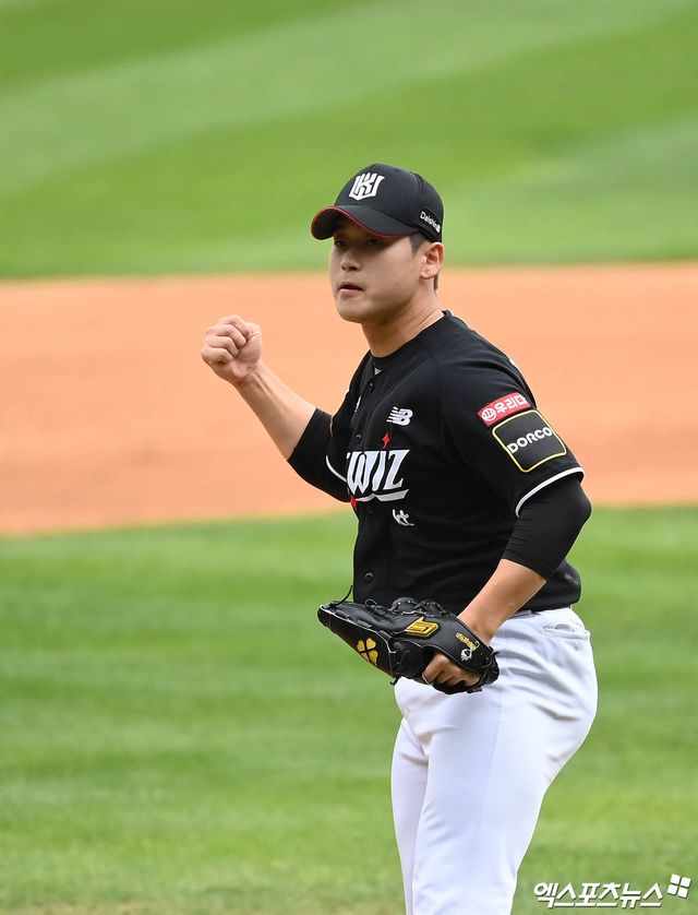 3일 오후 서울 송파구 잠실야구장에서 열린 '2024 신한 SOL Bank KBO 포스트시즌' KT 위즈와 두산 베어스의 와일드카드 결정전 2차전 경기, KT가 1:0의 스코어로 승리하며 와일드카드 사상 첫 업셋을 달성하며 준플레이오프에 진출했다. 경기 종료 후 KT 박영현이 승리에 기뻐하고 있다. 엑스포츠뉴스 DB