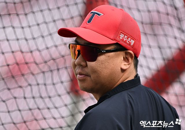 23일 오후 광주기아챔피언스필드에서 열리는 '2024 신한 SOL Bank KBO리그' 삼성 라이온즈와 KIA 타이거즈의 경기, KIA 이범호 감독이 최원준을 바라보고 있다. 엑스포츠뉴스 DB