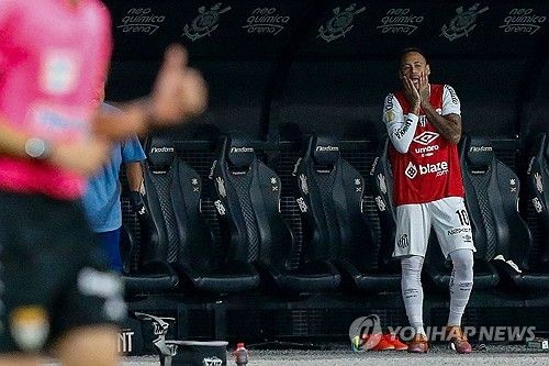 네이마르가 17일(한국시간) 브라질 산투스에 있는 에스타디우 우르바누 칼데이라에서 열린 아틀레치쿠 미네이루와의 2024-2025시즌 캄페오나투 브라질레이루 세리에A 4라운드 경기에 출장했다가 부상을 당했다.&nbsp;연합뉴스