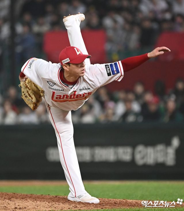 16일 오후 인천SSG랜더스필드에서 열린 '2024 신한 SOL Bank KBO리그' KIA 타이거즈와 SSG 랜더스의 경기, 7회초 SSG 고효준이 공을 힘차게 던지고 있다. 엑스포츠뉴스 DB