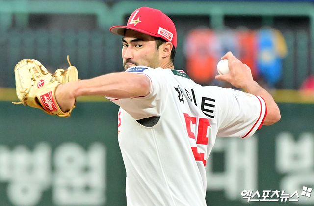 17일 오후 인천SSG랜더스필드에서 열린 '2025 신한 SOL Bank KBO리그' 한화 이글스와 SSG 랜더스의 경기, 1회초 SSG 선발투수 화이트가 공을 힘차게 던지고 있다. 인천, 김한준 기자