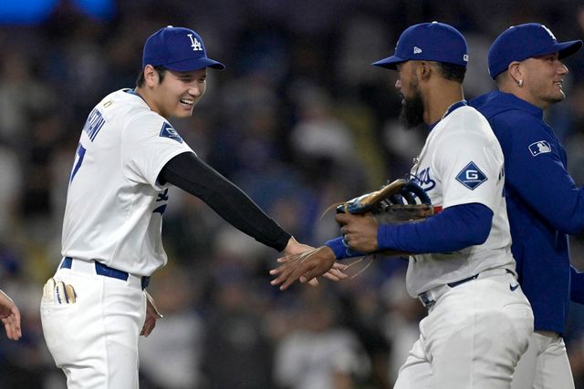 다저스 투타 겸업 스타 오타니(왼쪽)는 17일(한국시간) 다저스타디움에서 열린 '2025 메이저리그' 콜로라도전에서 1번 지명타자로 선발 출전했다. 홈런포를 포함해 멀티히트, 2타점으로 활약해 라인업에 활력을 불어넣었다. 연합뉴스 REUTERS