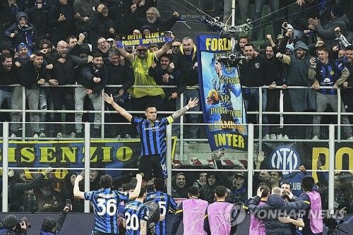 뱅상 콤파니 감독이 이끄는 바이에른 뮌헨이 17일(한국시간) 이탈리아 밀라노에 있는 산시로에서 열린 인터 밀란과의 2024-2025시즌 유럽축구연맹(UEFA) 챔피언스리그 8강 2차전에서 2-2 무승부를 기록했다.&nbsp;현지 매체들은 김민재를 집중포화 했다. 독일 유력지 빌트는 김민재에게 줄 수 있는 가장 낮은 평점인 6점을 줬다. 양 팀 통틀어 최저였다. 독일 매체들은 6~1점 순으로 좋은 평가를 한다.&nbsp;축구 전문지인 '키커'는 김민재에게 역시 양 팀 통합 최저 평점인 5점을 줬다.&nbsp;연합뉴스