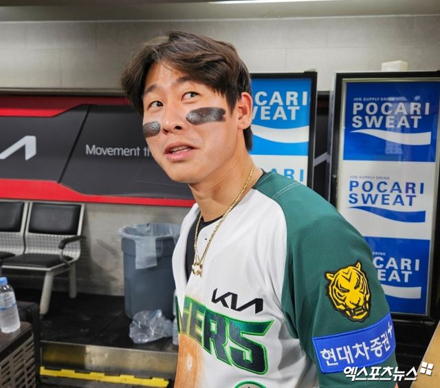 17일 오후 광주-KIA챔피언스필드에서 열린 '2025 신한 SOL Bank KBO리그' KT 위즈와 KIA 타이거즈의 경기, KIA가 5:4로 승리하면서 위닝시리즈를 달성했다. 경기 후 KIA 박찬호가 취재진과 인터뷰에 임하고 있다. 광주, 유준상 기자