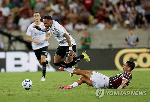 네이마르가 17일(한국시간) 브라질 산투스에 있는 에스타디우 우르바누 칼데이라에서 열린 아틀레치쿠 미네이루와의 2024-2025시즌 캄페오나투 브라질레이루 세리에A 4라운드 경기에 출장했다가 부상을 당했다.&nbsp;연합뉴스