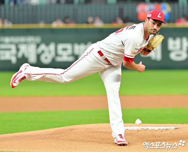 17일 오후 인천SSG랜더스필드에서 열린 '2025 신한 SOL Bank KBO리그' 한화 이글스와 SSG 랜더스의 경기, 1회초 SSG 선발투수 화이트가 공을 힘차게 던지고 있다. 엑스포츠뉴스DB