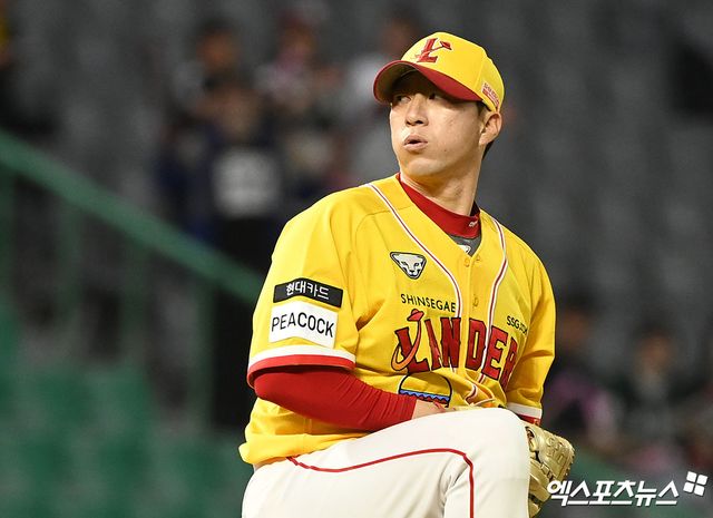 2일 오후 인천SSG랜더스필드에서 열린 '2023 신한은행 SOL KBO리그' 키움 히어로즈와 SSG 랜더스의 경기, 6회초 2사 1,2루 SSG 고효준이 공을 힘차게 던지고 있다. 엑스포츠뉴스 DB