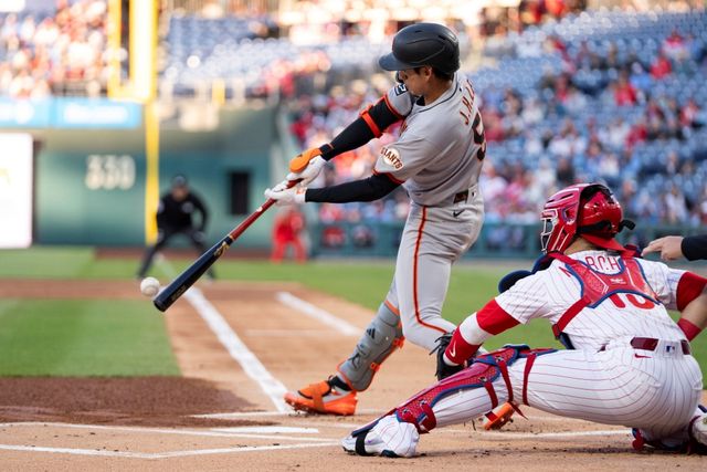 샌프란시스코 자이언츠 외야수 이정후가 17일 미국 펜실베이니아주 필라델피아의 시티즌스뱅크파크에서 열린 2025 미국프로야구 메이저리그 필라델피아 필리스와의 원정경기에 3번타자 겸 중견수로 선발 출전해 4타수 2안타 1타점 1득점을 기록했다. AP 연합뉴스
