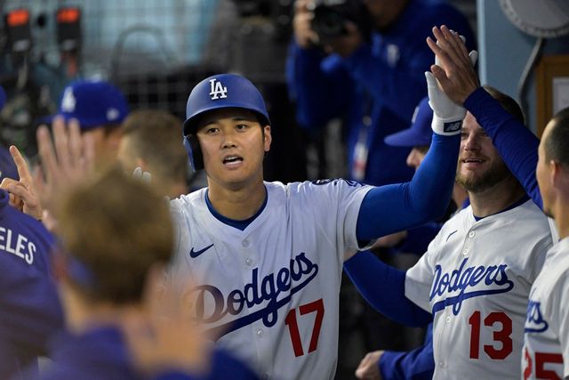 다저스 투타 겸업 스타 오타니(17번)는 17일(한국시간) 다저스타디움에서 열린 '2025 메이저리그' 콜로라도전에서 1번 지명타자로 선발 출전했다. 홈런포를 포함해 멀티히트, 2타점으로 활약해 라인업에 활력을 불어넣었다. 연합뉴스 REUTERS