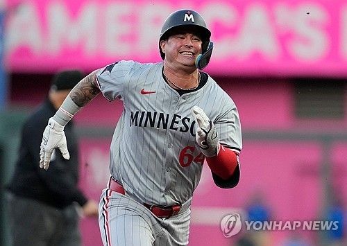 미네소타 내야수 미란다는 땅에 떨어지는 물통을 잡으려다 왼손을 다쳤다. 연합뉴스 AFP