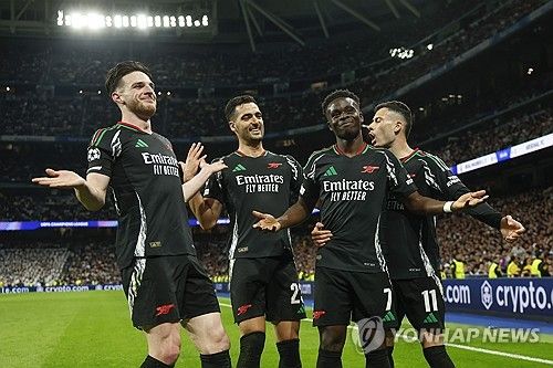 아스널이 17일(한국시간) 스페인 마드리드에 있는 베르나베우에서 열린 레알 마드리드와의 2024-2025시즌 유럽축구연맹(UEFA) 챔피언스리그 8강 2차전에서 2-1로 승리했다.&nbsp; 홈에서 열린 1차전에서 3-0으로 승리했던 아스널은 레알 원정에서도 승리하면서 준결승에 진출했다. 아스널의 준결승 진출은 16년 전인 지난 2008-2009시즌 이후 처음이다.&nbsp;연합뉴스