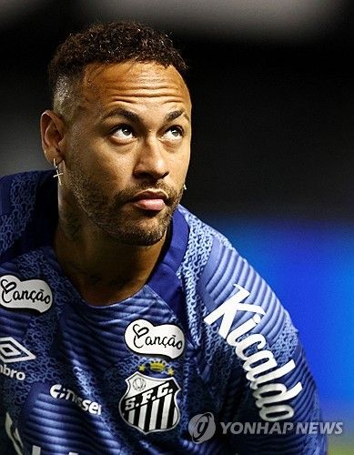 네이마르가 17일(한국시간) 브라질 산투스에 있는 에스타디우 우르바누 칼데이라에서 열린 아틀레치쿠 미네이루와의 2024-2025시즌 캄페오나투 브라질레이루 세리에A 4라운드 경기에 출장했다가 부상을 당했다.&nbsp;연합뉴스