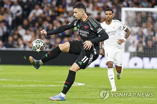 아스널이 17일(한국시간) 스페인 마드리드에 있는 베르나베우에서 열린 레알 마드리드와의 2024-2025시즌 유럽축구연맹(UEFA) 챔피언스리그 8강 2차전에서 2-1로 승리했다.&nbsp; 홈에서 열린 1차전에서 3-0으로 승리했던 아스널은 레알 원정에서도 승리하면서 준결승에 진출했다. 아스널의 준결승 진출은 16년 전인 지난 2008-2009시즌 이후 처음이다.&nbsp;연합뉴스