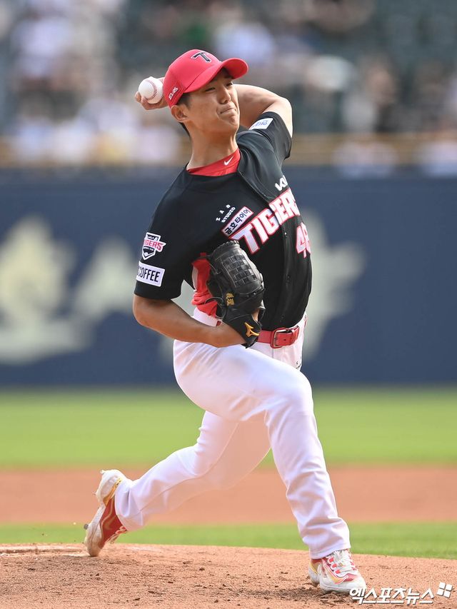 10일 오후 서울 송파구 잠실야구장에서 열린 '2023 신한은행 SOL KBO리그' KIA 타이거즈와 두산 베어스의 경기, 1회말 KIA 선발투수 이의리가 역투하고 있다. 엑스포츠뉴스 DB