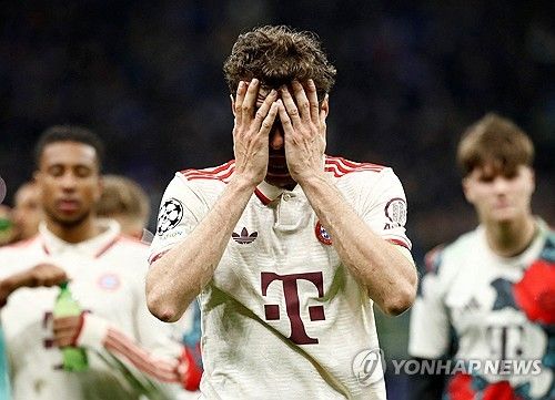 뱅상 콤파니 감독이 이끄는 바이에른 뮌헨이 17일(한국시간) 이탈리아 밀라노에 있는 산시로에서 열린 인터 밀란과의 2024-2025시즌 유럽축구연맹(UEFA) 챔피언스리그 8강 2차전에서 2-2 무승부를 기록했다.&nbsp;현지 매체들은 김민재를 집중포화 했다. 독일 유력지 빌트는 김민재에게 줄 수 있는 가장 낮은 평점인 6점을 줬다. 양 팀 통틀어 최저였다. 독일 매체들은 6~1점 순으로 좋은 평가를 한다.&nbsp;축구 전문지인 '키커'는 김민재에게 역시 양 팀 통합 최저 평점인 5점을 줬다.&nbsp;연합뉴스