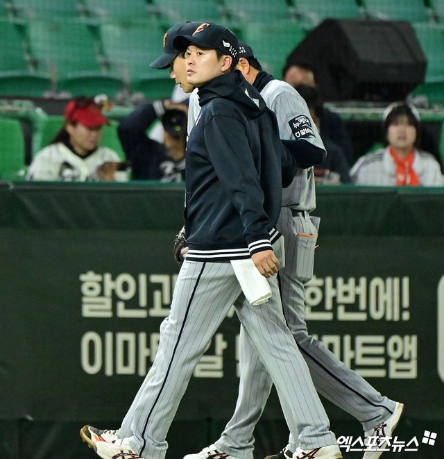 한화 내야수 심우준(가운데)은 지난 17일 인천 SSG랜더스필드에서 열린 '2025 신한 SOL Bank KBO 리그' SSG전에서 허리 담 증세로 중도 교체됐다. 엑스포츠뉴스 DB