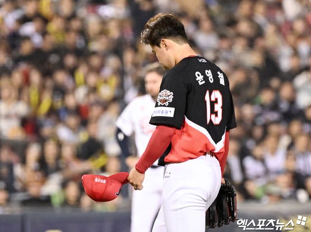 18일 오후 서울 송파구 잠실야구장에서 열린 '2025 신한 SOL Bank KBO리그' KIA 타이거즈와 두산 베어스의 경기, 3회말 2사 만루 KIA 윤영철이 마운드를 내려가고 있다. 잠실, 김한준 기자