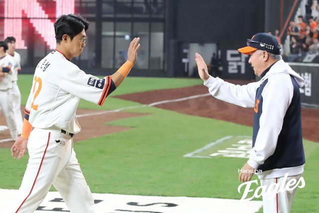 한화 내야수 채은성(왼쪽)은 18일 대전한화생명볼파크에서 열린 '2025 신한 SOL Bank KBO 리그' NC와 정규시즌 첫 번째 맞대결에서 5번타자 1루수로 선발 출전했다. 홈런포를 포함해 5타점으로 활약해 공격에 활력을 불어넣었다. 한화 이글스