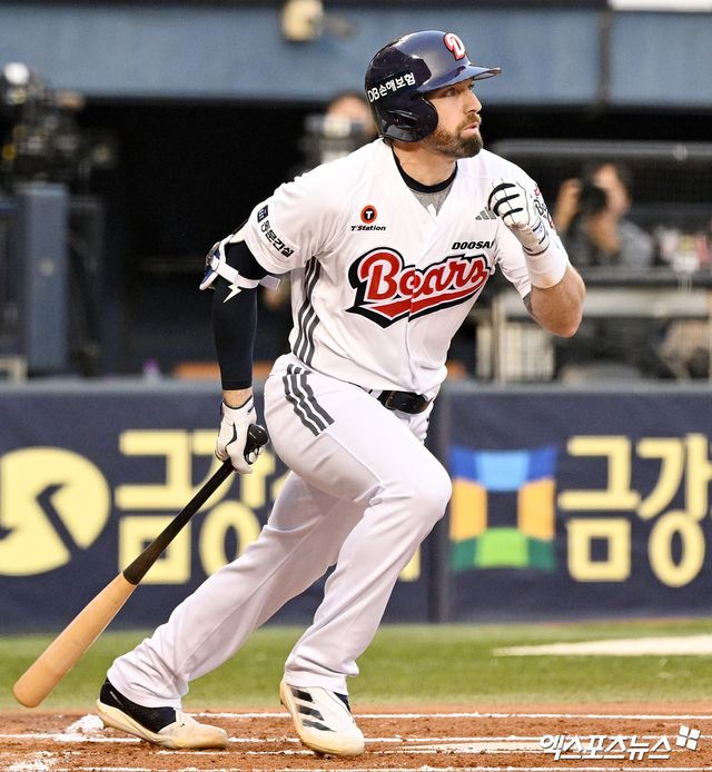 18일 오후 서울 송파구 잠실야구장에서 열린 '2025 신한 SOL Bank KBO리그' KIA 타이거즈와 두산 베어스의 경기, 1회말 무사 1,3루 두산 케이브가 1타점 적시타를 날리고 있다. 잠실, 김한준 기자