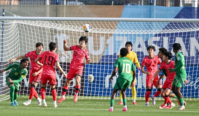 백기태 감독이 이끄는 대한민국 U-17. 축구 국가대표팀이 18일(한국시간) 사우디아라비아 타이프에 있는 오카즈 스타디움에서 열린 사우디아라비아와의 2025 AFC U-17 아시안컵 준결승에서 1-1 무승부 후 승부차기 끝에 패해 탈락했다.&nbsp;AFC