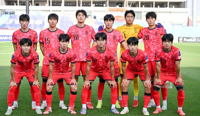 백기태 감독이 이끄는 대한민국 U-17. 축구 국가대표팀이 18일(한국시간) 사우디아라비아 타이프에 있는 오카즈 스타디움에서 열린 사우디아라비아와의 2025 AFC U-17 아시안컵 준결승에서 1-1 무승부 후 승부차기 끝에 패해 탈락했다.&nbsp;AFC