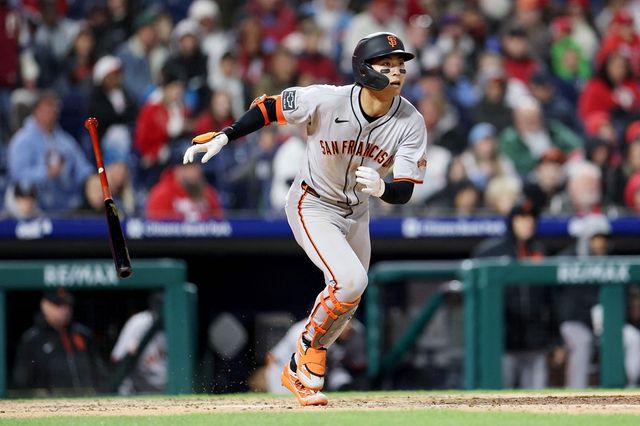 미국 메이저리그 샌프란시스코 자이언츠의 이정후가 18일(한국시간)&nbsp;미국 펜실베이니아주 필라델피아의 시티즌스 뱅크 파크에서 열린 2025 메이저리그 필라델피아 필리스와의 원정 경기에 대타로 출전, 내야 안타를 기록하면서 2경기 연속 안타 행진을 이어갔다. 사진 연합뉴스