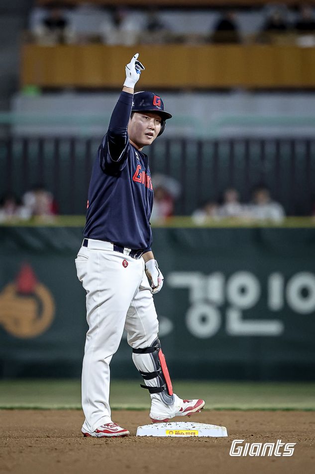 롯데 자이언츠 정보근이 정규시즌 경기에 출전해 안타를 친 뒤 세리머니하고 있다. 롯데 자이언츠