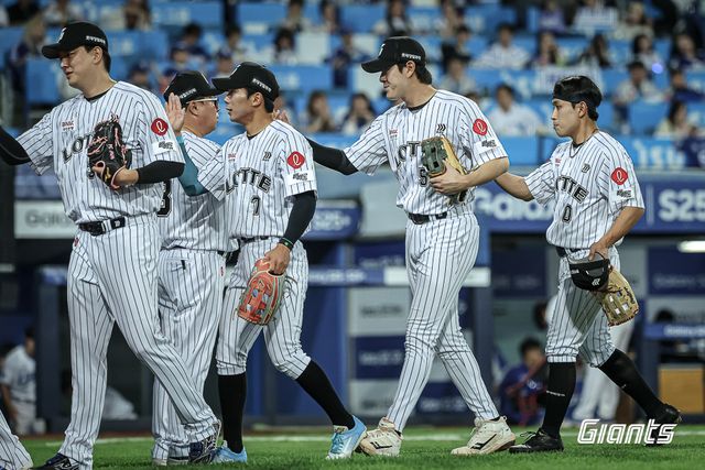 롯데 자이언츠 선수들이 18일 대구에서 열린 삼성 라이온즈와의 경기에서 승리한 뒤 코칭스태프와 하이파이브하고 있다. 롯데 자이언츠