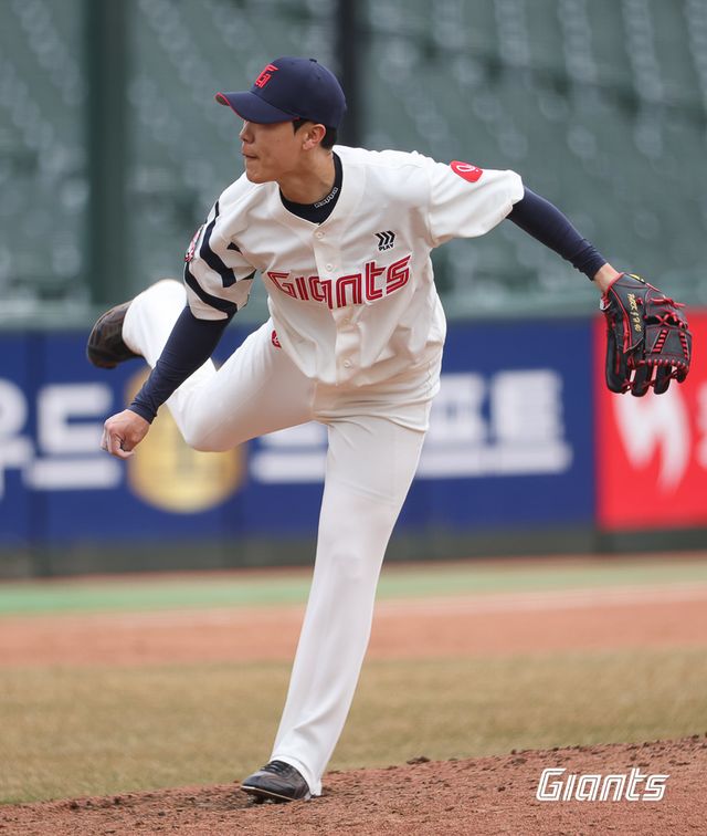 롯데 자이언츠 박진형이 경기에 등판해 투구하고 있다. 롯데 자이언츠