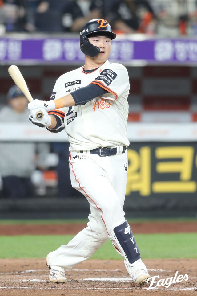 한화 내야수 이도윤은 18일 대전한화생명볼파크에서 열린 '2025 신한 SOL Bank KBO 리그' NC와 정규시즌 첫 번째 맞대결에서 7번타자 2루수로 선발 출전했다. 3안타 4타점으로 개인 한 경기 최다 타점 기록을 새롭게 쓰며 인생 경기를 펼쳤다. 한화 이글스