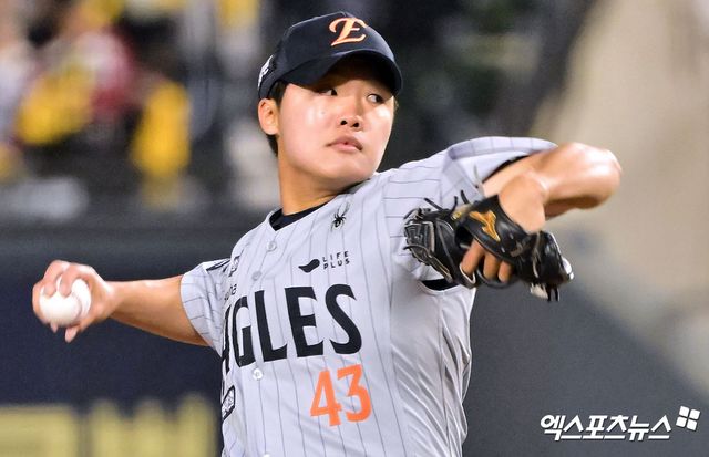 한화 투수 정우주는 지난 17일 인천 SSG랜더스필드에서 열린 '2025 신한 SOL Bank KBO 리그' SSG전에서 1이닝 무실점 2탈삼진으로 생애 첫 홀드를 챙겼다. 엑스포츠뉴스 DB