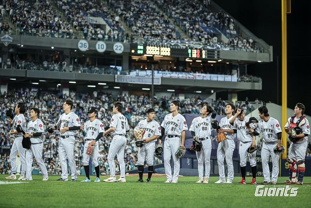 롯데 자이언츠 선수들이 18일 대구에서 열린 삼성 라이온즈와의 경기에서 승리한 뒤 팬들에게 인사하고 있다. 롯데 자이언츠