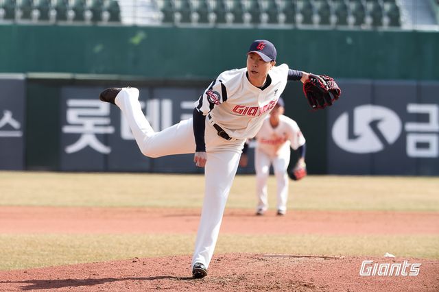 롯데 자이언츠 박진형이 경기에 등판해 투구하고 있다. 롯데 자이언츠