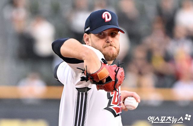 18일 오후 서울 송파구 잠실야구장에서 열린 '2025 신한 SOL Bank KBO리그' KIA 타이거즈와 두산 베어스의 경기, 1회초 두산 선발투수 콜 어빈이 공을 힘차게 던지고 있다. 잠실, 김한준 기자