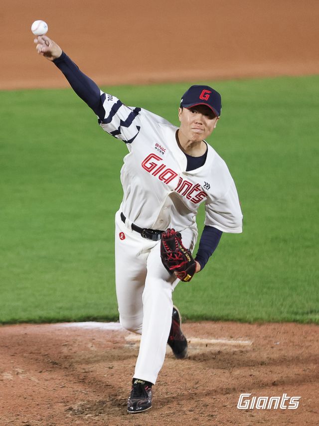 롯데 자이언츠 박진형이 경기에 등판해 투구하고 있다. 롯데 자이언츠