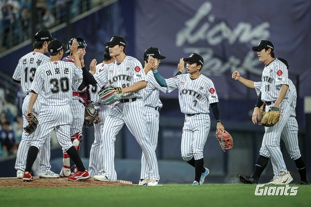 롯데 자이언츠 선수들이 18일 대구에서 열린 삼성 라이온즈와의 경기에서 승리한 뒤 세리머니하고 있다. 롯데 자이언츠