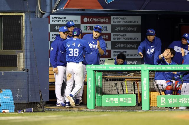 삼성 라이온즈 신인 내야수 심재훈이 경기에 출전해 득점 후 축하 받고 있다. 삼성 라이온즈