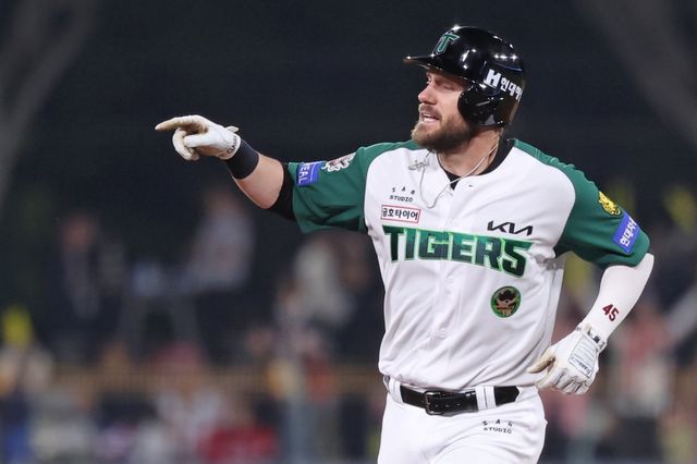 17일 오후 광주-KIA챔피언스필드에서 열린 '2025 신한 SOL Bank KBO리그' KT 위즈와 KIA 타이거즈의 경기, KIA가 5:4로 승리하면서 위닝시리즈를 달성했다. 5번타자 겸 1루수로 선발 출전한 KIA 외국인 타자 패트릭 위즈덤은 4타수 2안타 1홈런 1타점을 기록했다. KIA 타이거즈