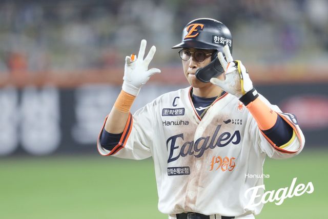 한화 내야수 채은성은 18일 대전한화생명볼파크에서 열린 '2025 신한 SOL Bank KBO 리그' NC와 정규시즌 첫 번째 맞대결에서 5번타자 1루수로 선발 출전했다. 홈런포를 포함해 5타점으로 활약해 공격에 활력을 불어넣었다. 한화 이글스