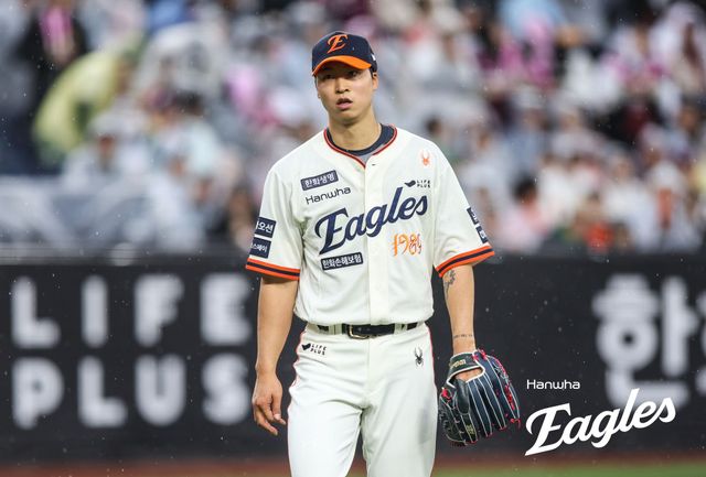 한화 투수 엄상백은 18일 대전한화생명볼파크에서 열린 '2025 신한 SOL Bank KBO 리그' NC와 정규시즌 첫 번째 맞대결에서 선발 등판했다. 5이닝 4실점을 기록하며 승리 투수 요건을 챙겼지만, 전반적으로 만족할 수 없는 투구였다. 한화 이글스