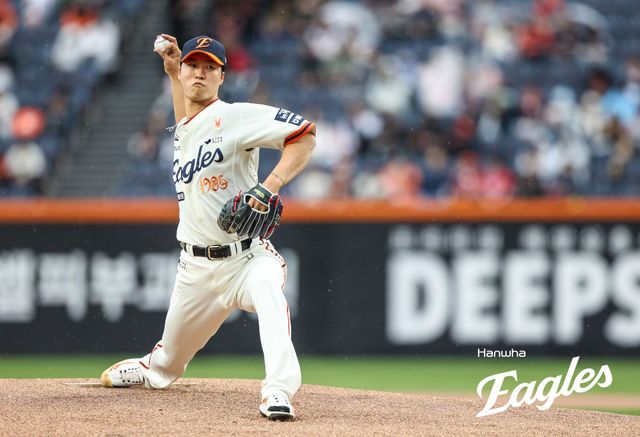 한화 투수 엄상백은 18일 대전한화생명볼파크에서 열린 '2025 신한 SOL Bank KBO 리그' NC와 정규시즌 첫 번째 맞대결에서 선발 등판했다. 5이닝 4실점을 기록하며 승리 투수 요건을 챙겼지만, 전반적으로 만족할 수 없는 투구였다. 한화 이글스