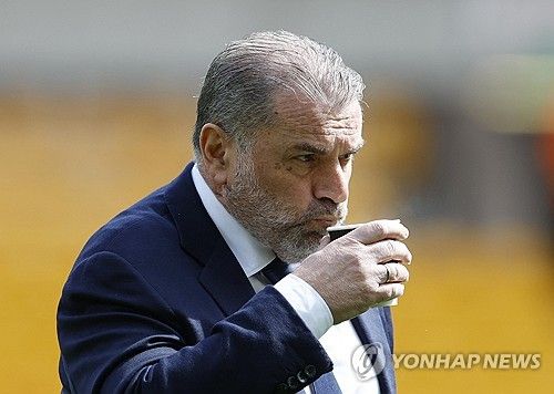 안지 포스테코글루 감독이 토트넘 홋스퍼를 4강으로 끌어 올리며 새로운 역사를 썼다. 토트넘이 18일(한국시간) 독일 프랑크푸르트에 있는 도이체 방크 파르크에서 열린 아인라흐트 프랑크푸르트와의 2024-2025시즌 유럽축구연맹(UEFA) 유로파리그 8강 2차전에서 도미닉 솔란케의 골로 1-0으로 승리했다.연합뉴스